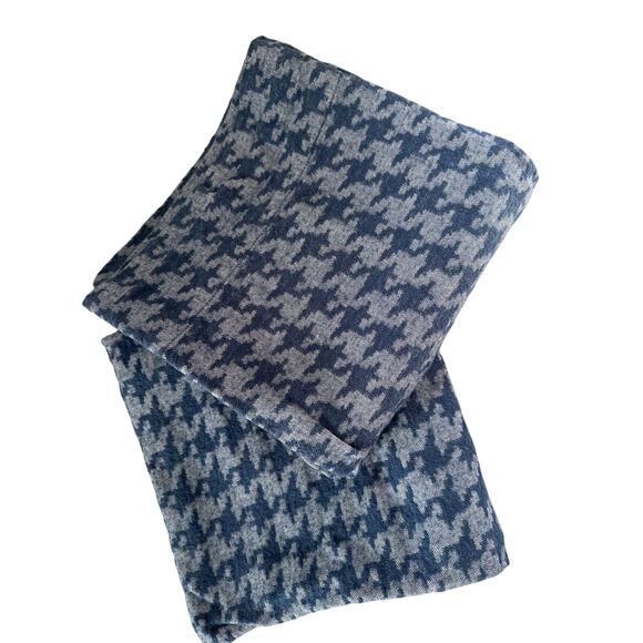 The Vermont Country Store Blue Houndstooth King Size Flannel Pillow Case Set - Picture 2 of 5